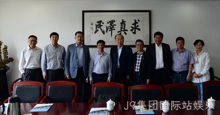 J9集团国际站娱乐董事长颜贻意（左四）考察中国海洋大学